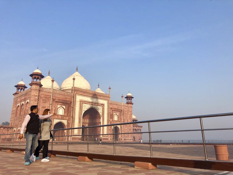 Mesquita vermelha ao lado esquerdo do Taj Mahal