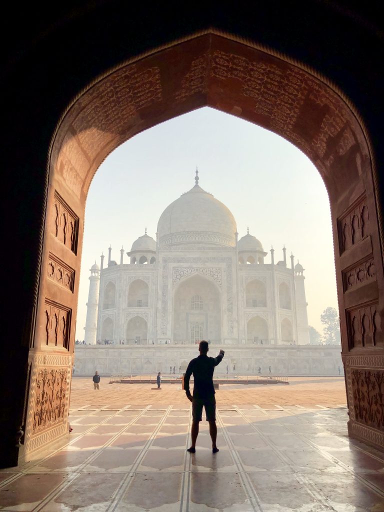 O Taj Mahal visto da mesquita vermelha