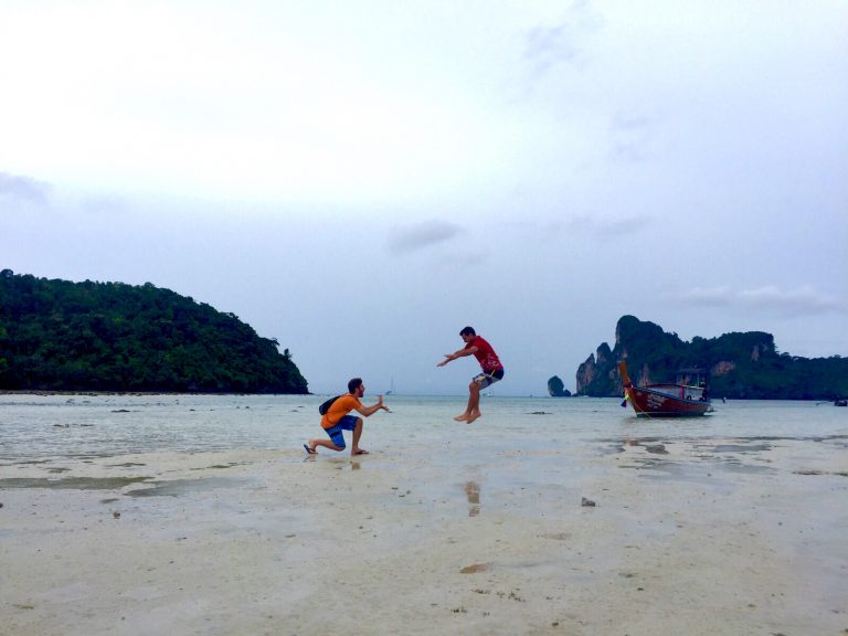 Maré baixa em Railay Beach, na Tailândia