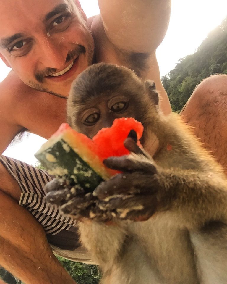 Selfie com macaco na Praia dos Macacos, na Tailândia