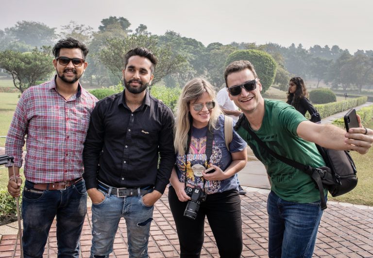 Selfie com indianos em Délhi usando celular