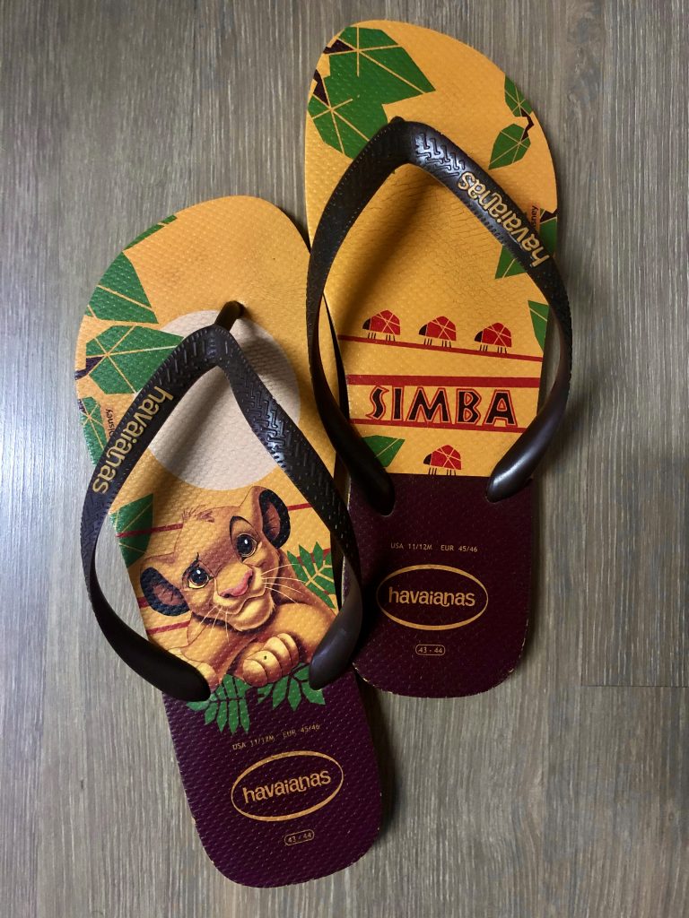 Par de Havaianas com o tema de O Rei Leão