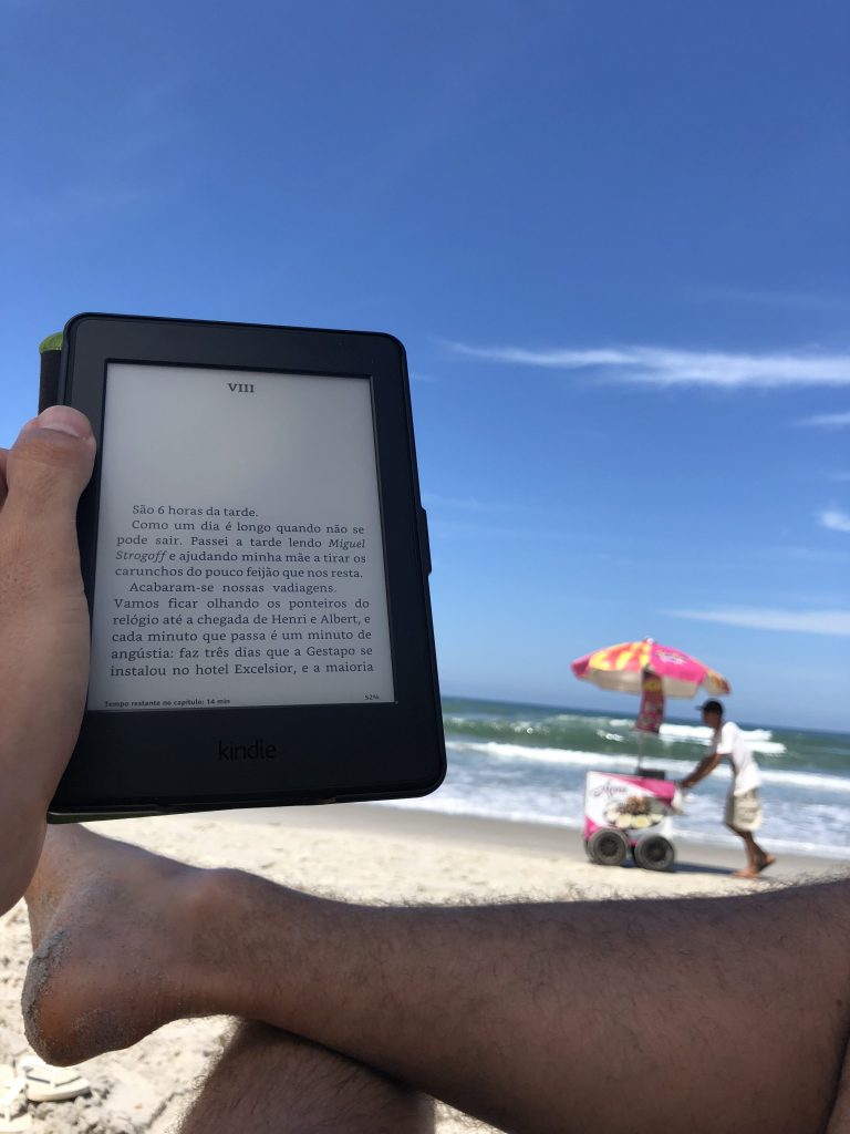 Leitura de Kindle na praia