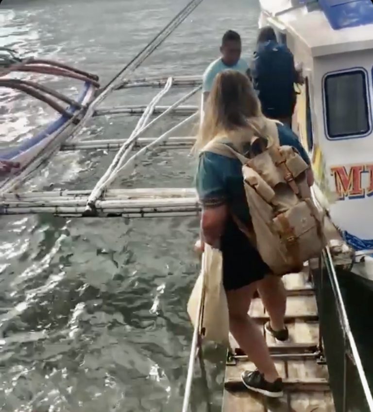 Acesso do píer ao barco em Boracay, nas Filipinas