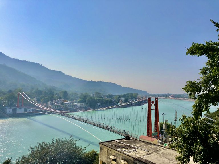 Ponte Ram Jhula em Rishikesh, na India