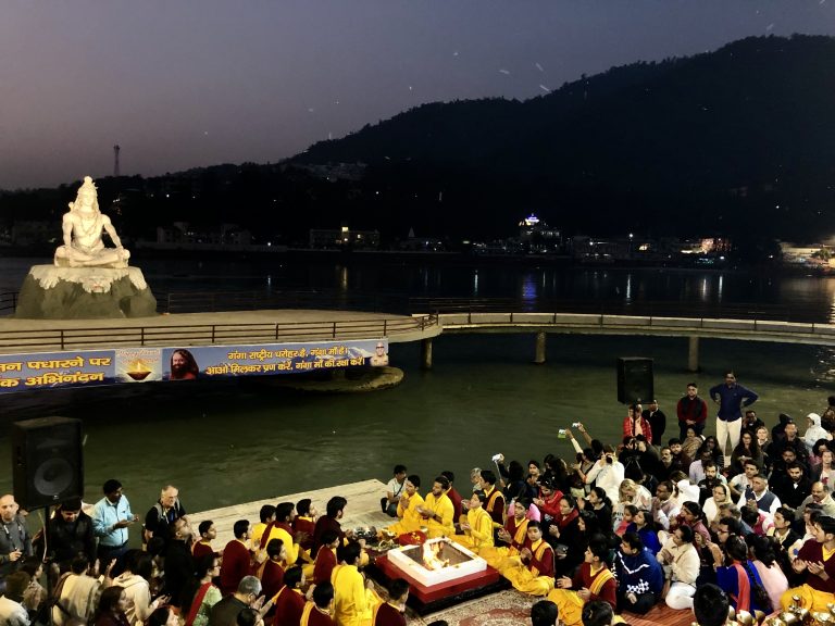 Cerimônia Aarti às margens do Ganges, em Rishikesh, na Índia