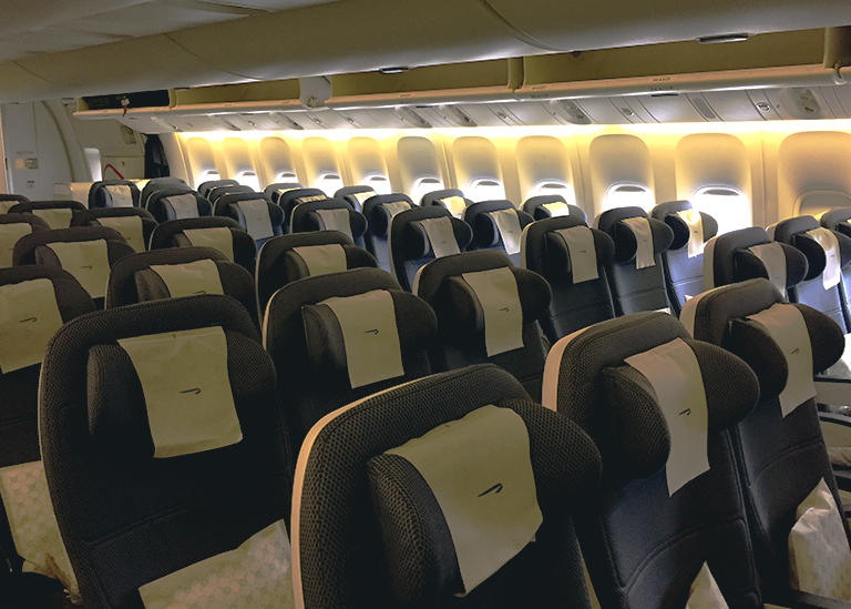Interior de avião sem nenhum passageiro.