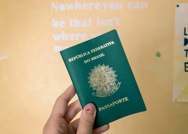 Modelo antigo de passaporte, com a capa verde, em vez da atual azul.