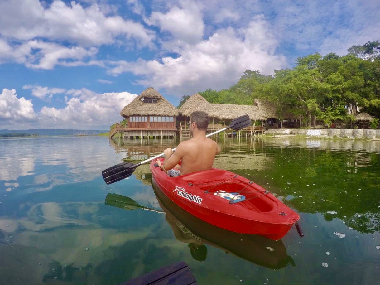 Caiaque no Lago Petén Itzá em Flores, na Guatemala