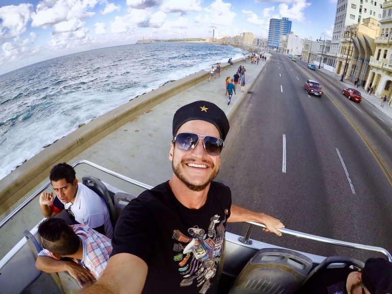 Passeio de ônibus turístico por Havana, em Cuba