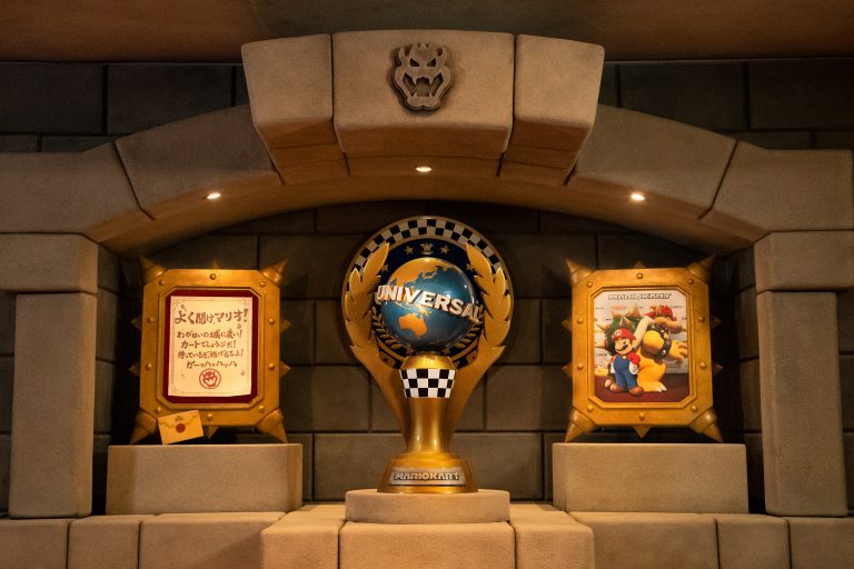 Decoração da atração Mario Kart com troféus no estilo do videogame.