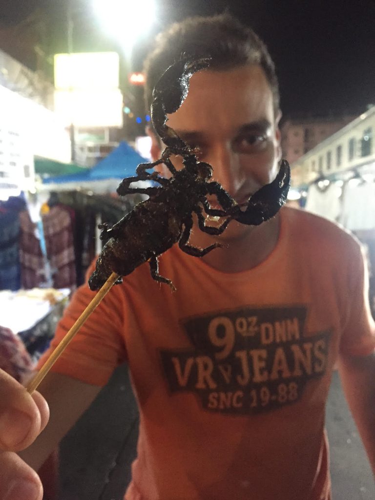 Espetinho de escorpião na Tailândia