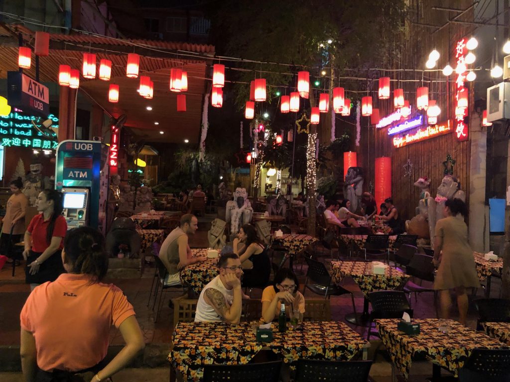 Restaurante na rua Rambuttri, em Bangkok