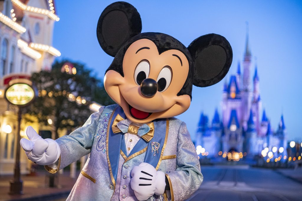 Mickey Mouse com terno azul brilhante especial dos 50 anos do parque.