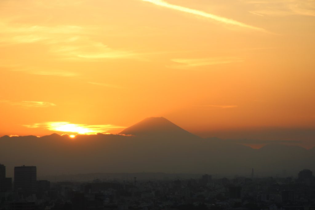 Pôr de sol com Monte Fuji, visto de Tóquio