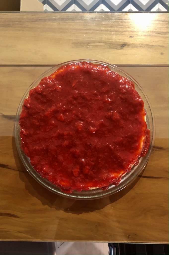 Cheesecake com calda de morango