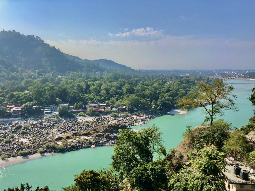 Rio Ganges limpo em Rishikesh, na Índia