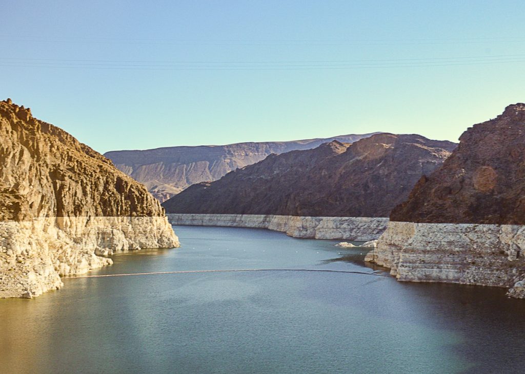 Lago entre rochas na Hoover Dam.