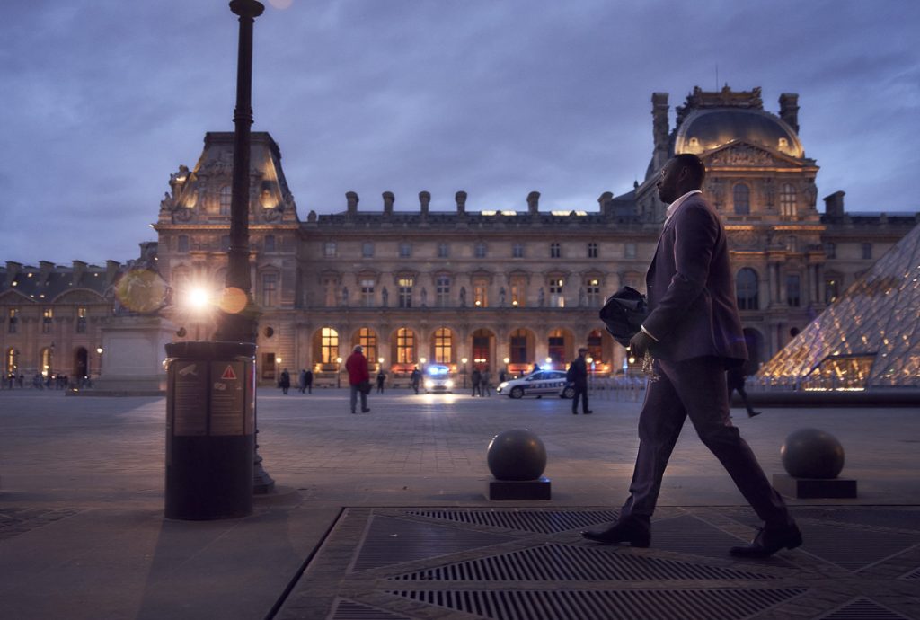 Lupin em frente ao Louvre
