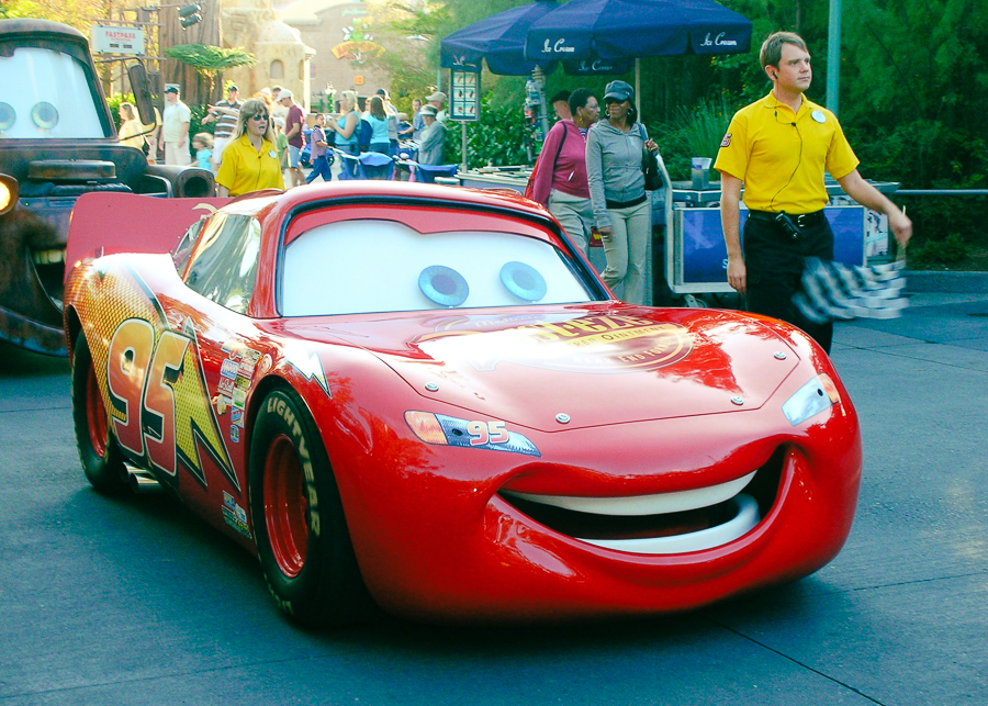 Relâmpago McQueen vai ganhar a corrida? Vídeo infantil com carro